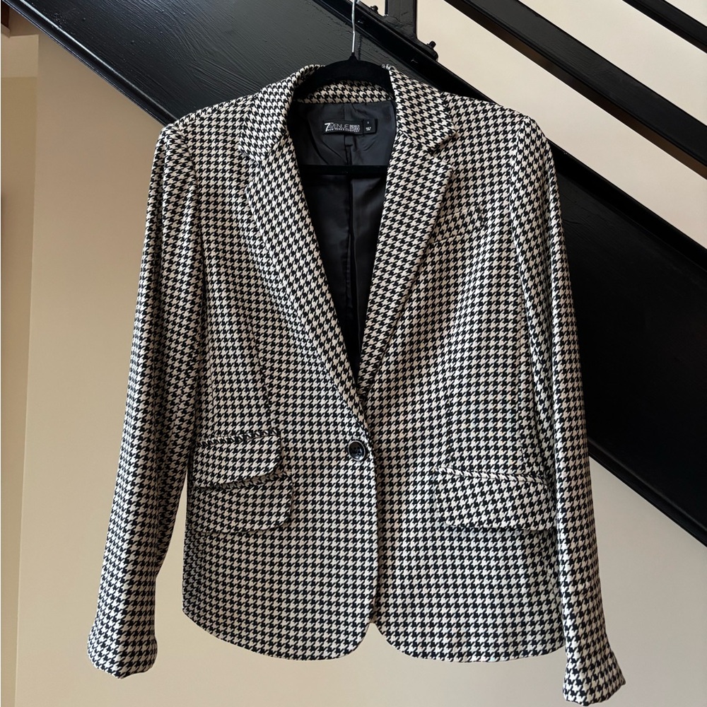 Women’s Houndstooth Tan/Black Jacket. Fully Lined, Functional Pockets. Size8